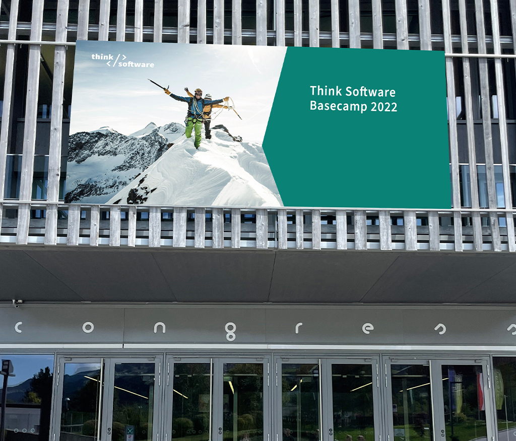 XXL-Banner über dem Eingang zur Konferenz – nachhaltiges Eventbranding.